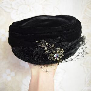 Favorette 1950s Vintage Black Velvet Pillbox Hat w/ Rhinestone Brooch & Netting